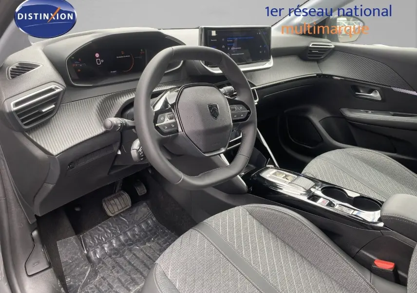 Vue intérieure avant droite de la Peugeot 208 Hybrid gris sélénium, avec tableau de bord numérique et volant compact multifonction.