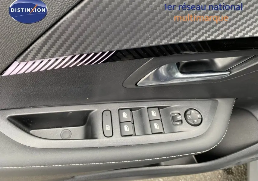 Détail de la porte côté conducteur d'une Peugeot 208 gris selenium, avec commandes des vitres et rétroviseurs.