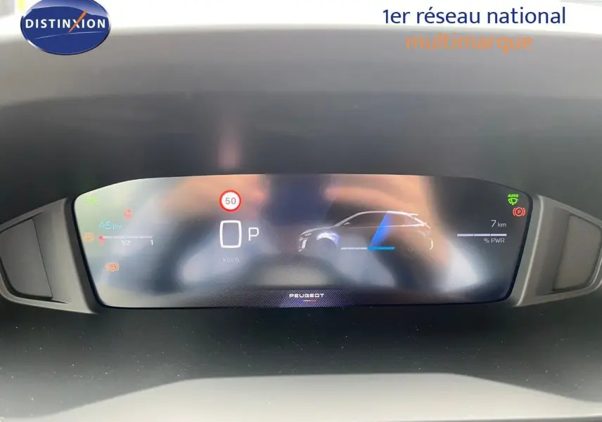 Affichage numérique du tableau de bord de la Peugeot 208 Hybrid 110ch, montrant la vitesse, autonomie et mode hybride.