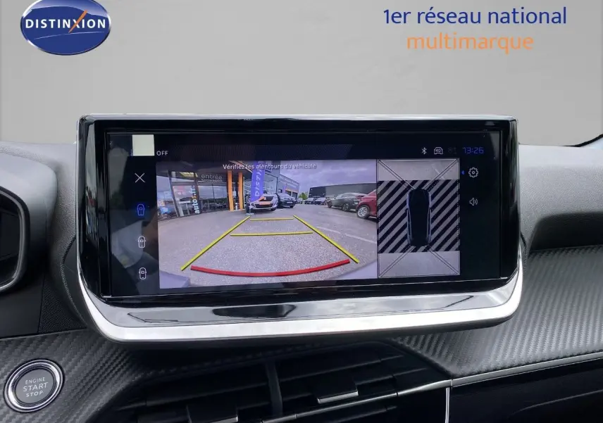 Écran central affichant la caméra de recul et vue 360° dans une Peugeot 208 gris selenium, intérieur moderne.
