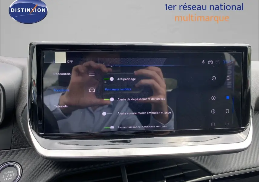 Écran tactile central du tableau de bord de la Peugeot 208 Hybrid 110ch, affichant les réglages d’aide à la conduite.