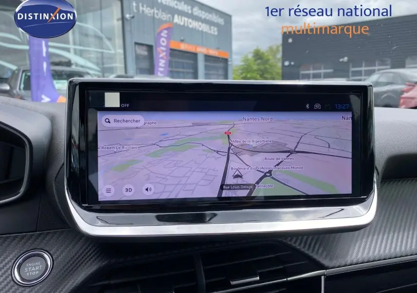Écran tactile central du tableau de bord de la Peugeot 208 Hybrid 110ch, affichant un GPS avec carte routière.