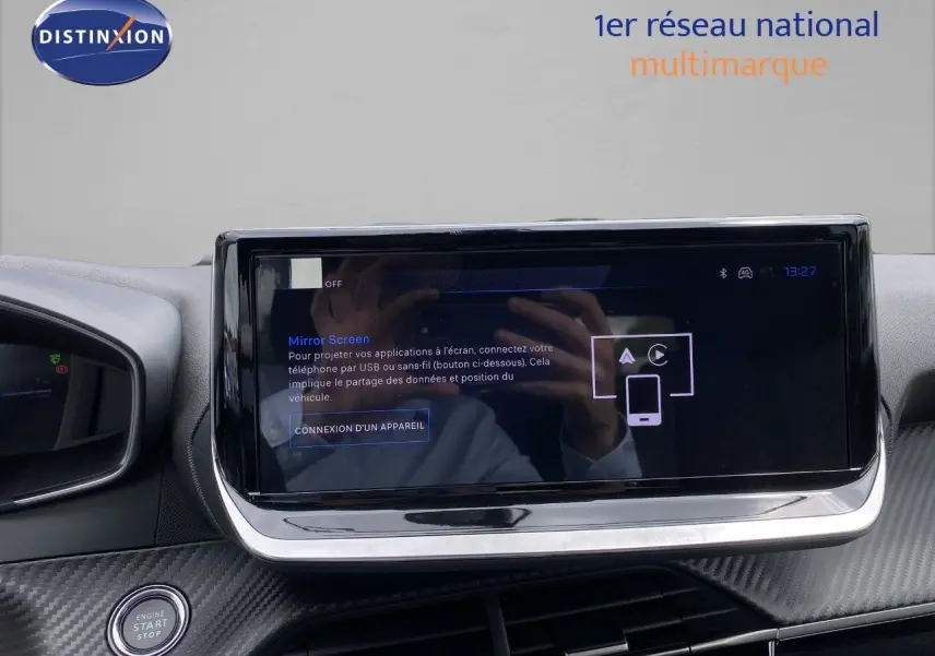 Écran tactile central du tableau de bord de la Peugeot 208 gris sélénium, avec interface Mirror Screen affichée.