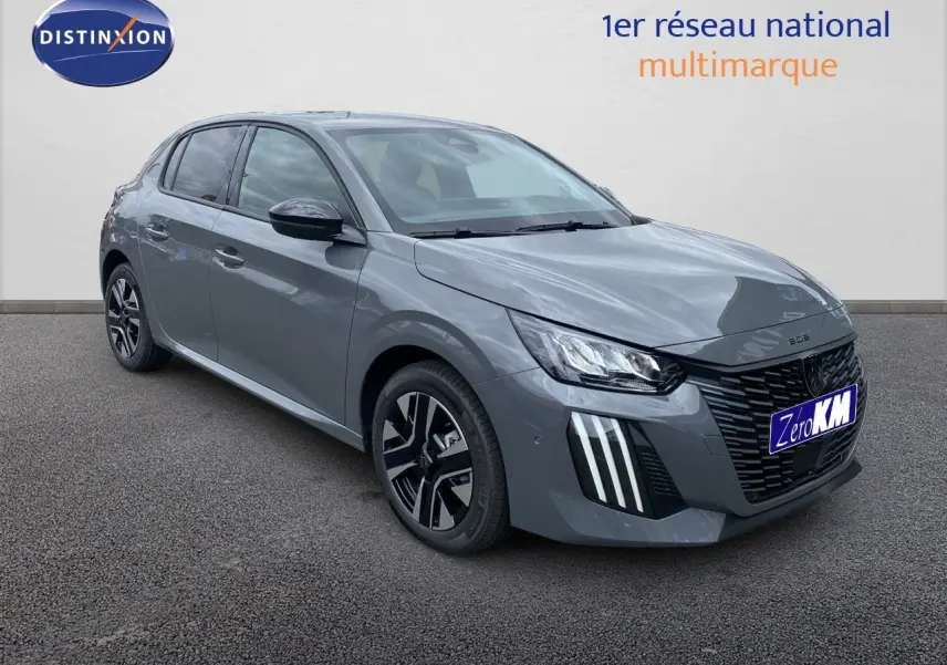 PEUGEOT 208 Hybrid gris sélénium métal en 3/4 avant droit, avec feux LED et jantes noires distinctives.