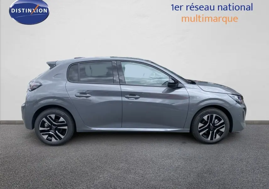 Profil droit d'une Peugeot 208 Hybrid 110ch Allure gris sélénium métal avec jantes alliage noires et grises.