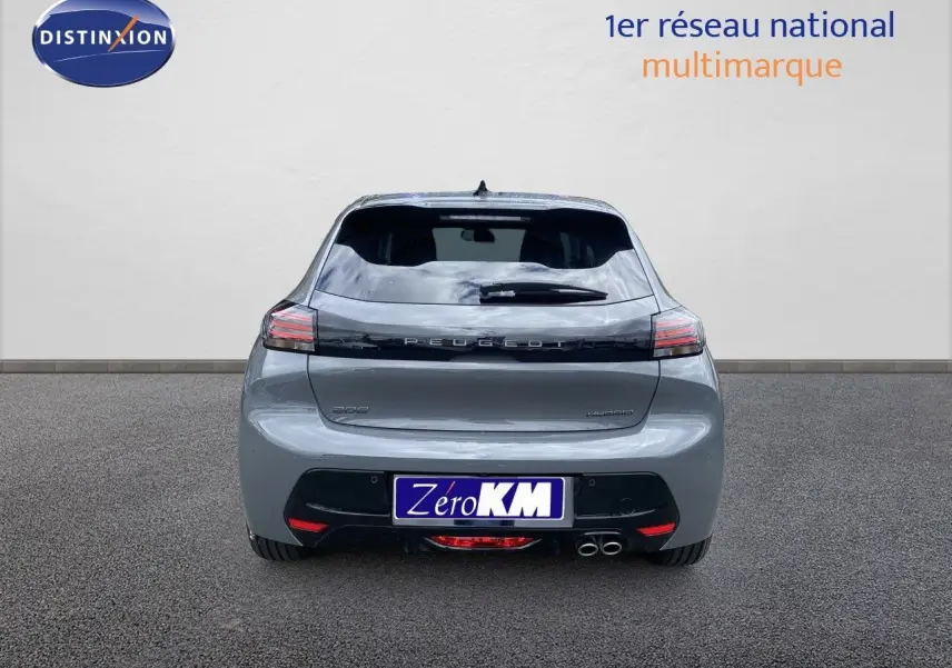 Vue arrière d'une Peugeot 208 Hybrid gris selenium métal avec double sortie d'échappement et feux LED distinctifs.