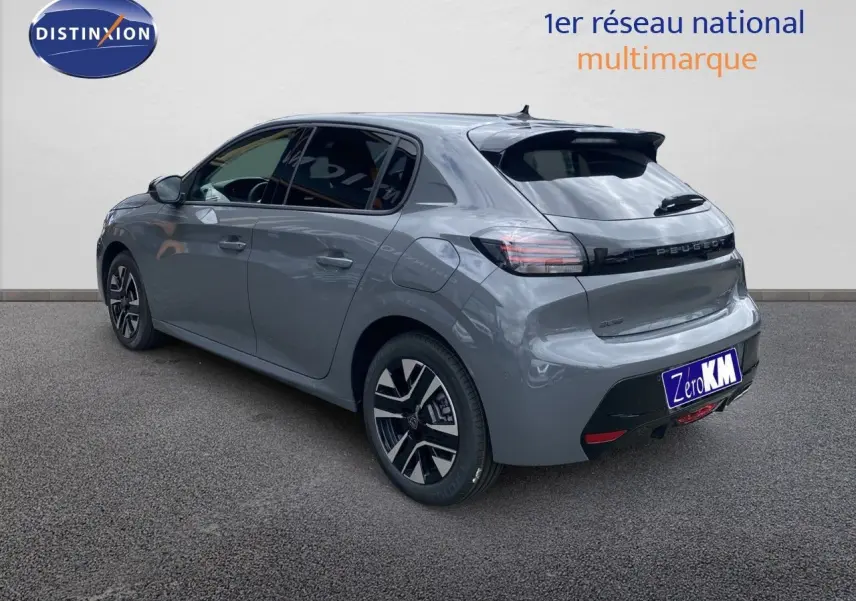 Peugeot 208 gris sélénium métal vue 3/4 arrière droit, avec feux arrière noirs et jantes alliage distinctives.