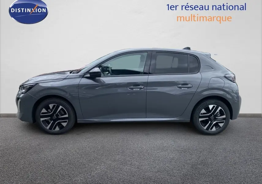 Profil droit d'une Peugeot 208 Hybrid 110ch gris selenium métal avec jantes alliage distinctives sur fond neutre.