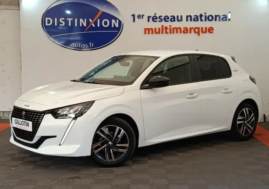 Peugeot 208 PureTech 75 S&S Style blanche vue de 3/4 avant droit, avec jantes alliage et feux LED distinctifs.