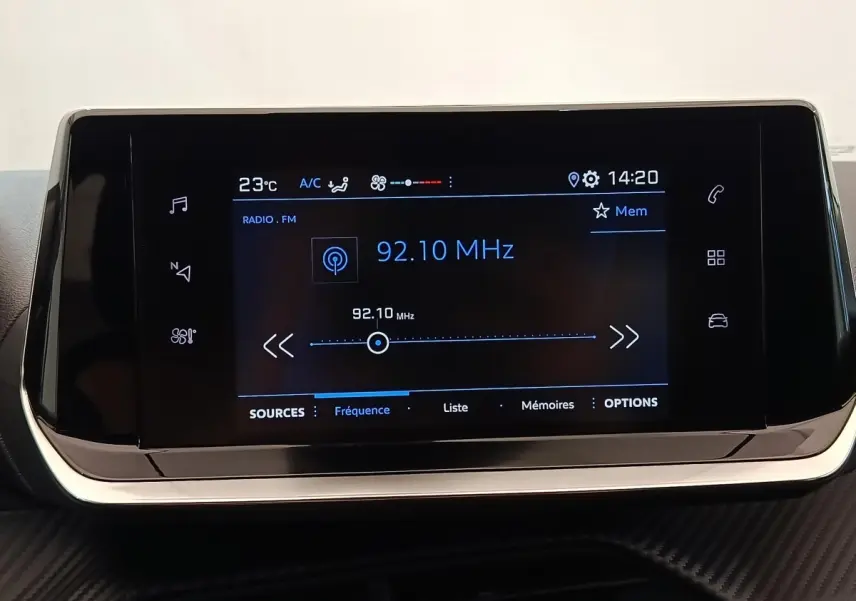 Écran tactile central de la Peugeot 208 PureTech 75 S&S Style affichant une radio FM à 92,10 MHz.