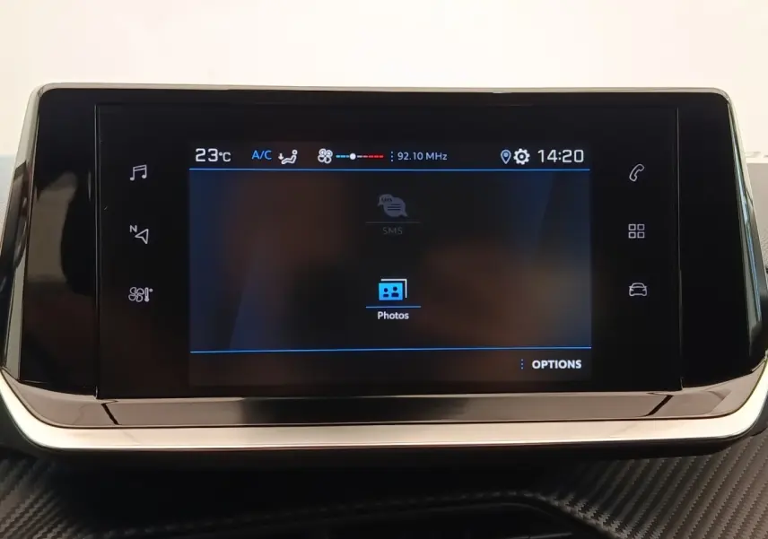 Écran tactile central 7 pouces du tableau de bord de la Peugeot 208 PureTech 75 S&S Style 2023.
