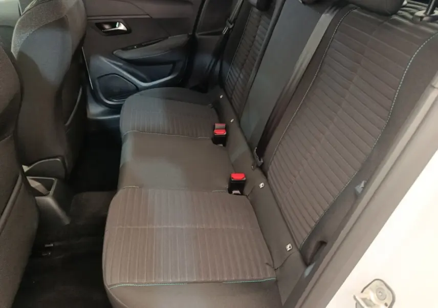 Vue intérieure côté droit sur la banquette arrière noire avec surpiqûres bleues d'une Peugeot 208 2023 PureTech Style.
