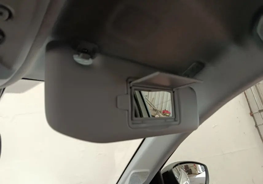 Intérieur du Peugeot 208 PureTech 75 S&S Style 2023, vue sur miroir de soleil avec pare-soleil ouvert côté conducteur.