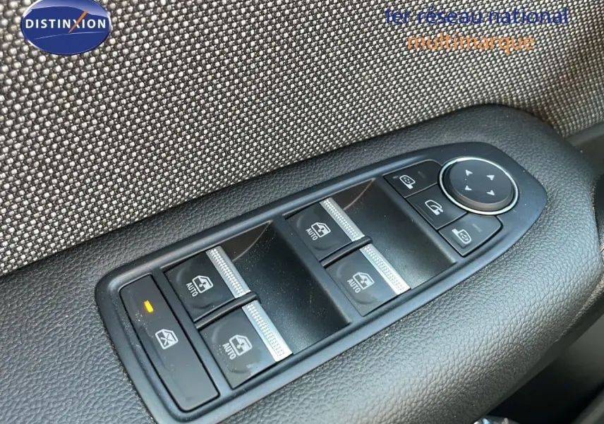 Gros plan sur les commandes de lève-vitres et rétroviseurs côté conducteur du Renault Captur noir étoile métal avec toit gris.