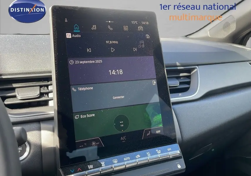 Vue intérieure centrée sur l’écran tactile vertical du tableau de bord du Renault Captur noir étoile métal 2025.