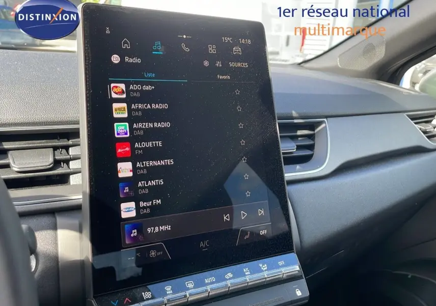 Vue intérieure du tableau de bord du Renault Captur 2025, écran tactile central affichant les stations radio.