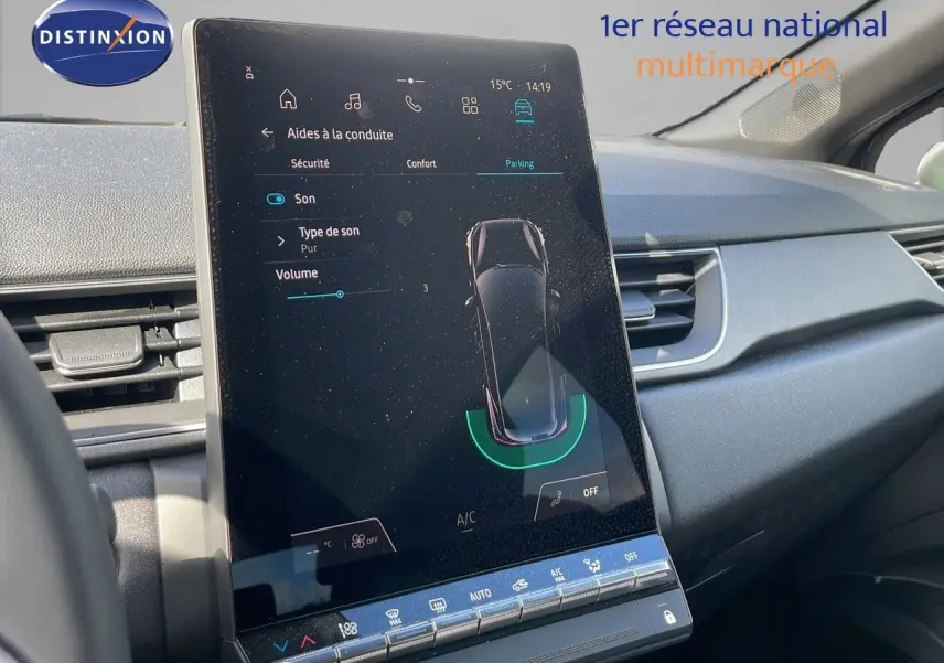 Vue intérieure du tableau de bord du Renault Captur 2025, écran tactile central affichant les aides à la conduite.