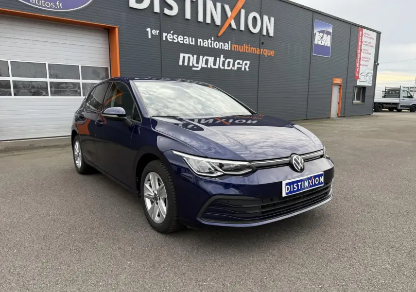 Volkswagen Golf VIII 2.0 TDI bleu Atlantique métallisé vue 3/4 avant avec jantes alliage et calandre distinctive