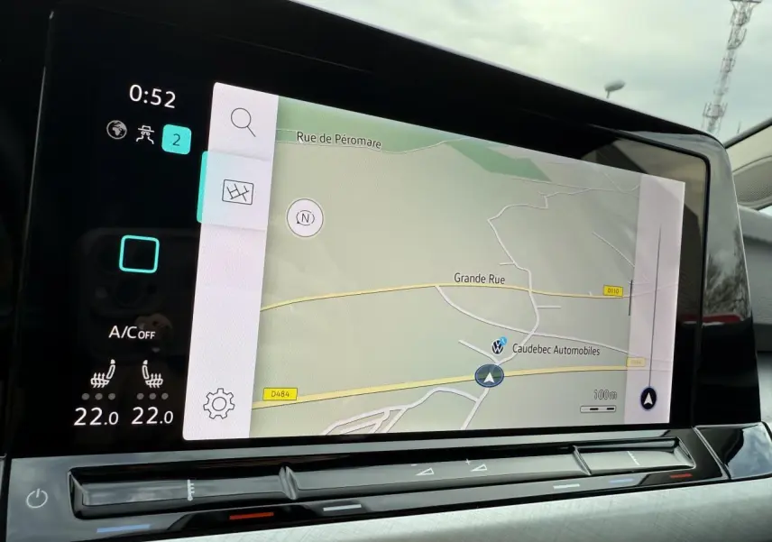 Écran tactile du système de navigation Discover Media dans une Volkswagen Golf VIII Life bleu Atlantique, vue intérieure centrale.