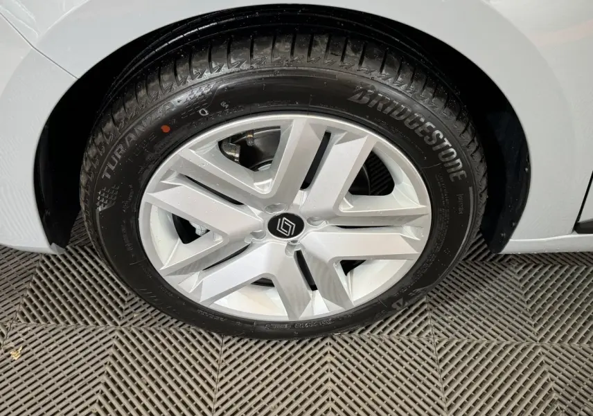 Gros plan sur la roue avant droite gris clair de la Renault Clio Evolution Blue dCi 100 avec jante moderne à cinq branches.