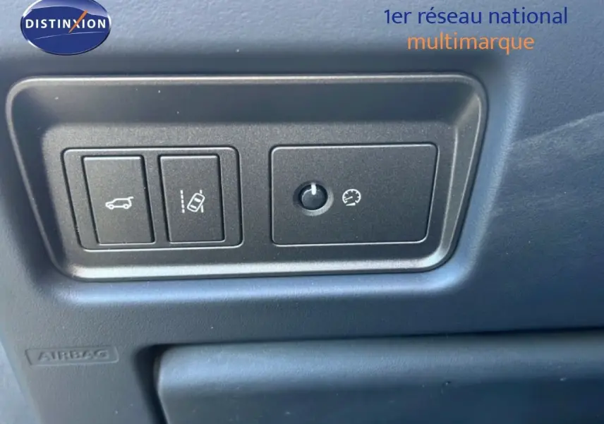 Panneau de commandes côté conducteur du Range Rover Evoque blanc, avec boutons d'ouverture hayon et régulateur de vitesse.