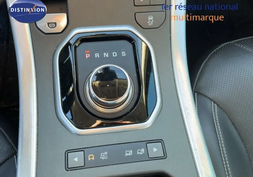 Gros plan sur la molette de sélection de la boîte automatique du Range Rover Evoque 2017 avec sellerie cuir noir visible.