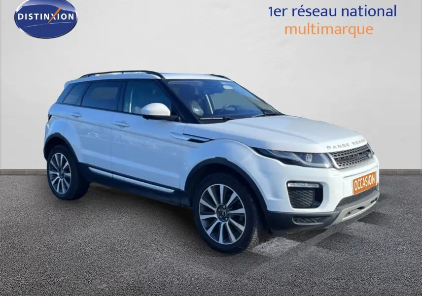 Range Rover Evoque blanc en 3/4 avant droit avec jantes alliage et calandre distinctive sur fond neutre.