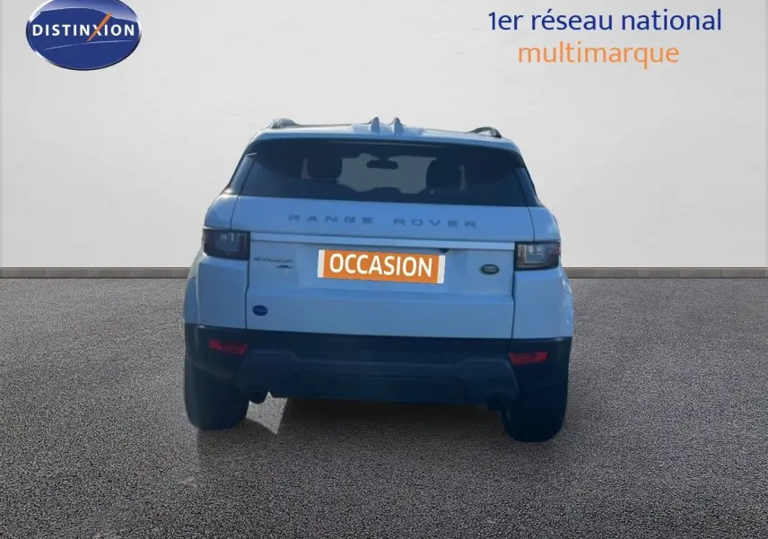 Vue arrière d'un Range Rover Evoque blanc 2017 avec plaque "Occasion" sur fond neutre.