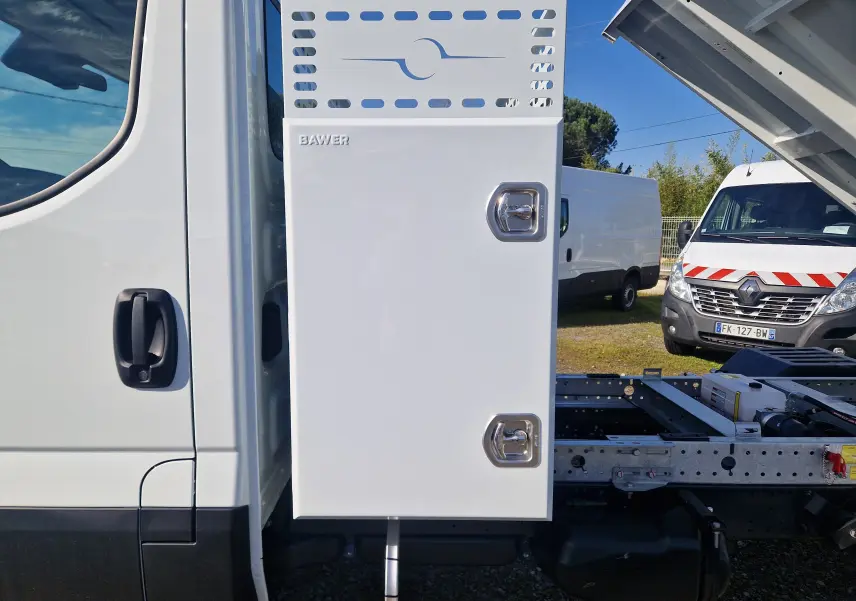 Vue latérale droite du fourgon blanc Iveco Daily Chassis Cabine avec coffre Bawer fixé sur le châssis apparent.