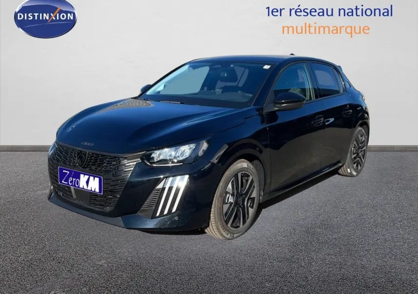 Peugeot 208 Hybrid 110ch noir perla metal vue 3/4 avant droit avec feux LED et jantes noires.