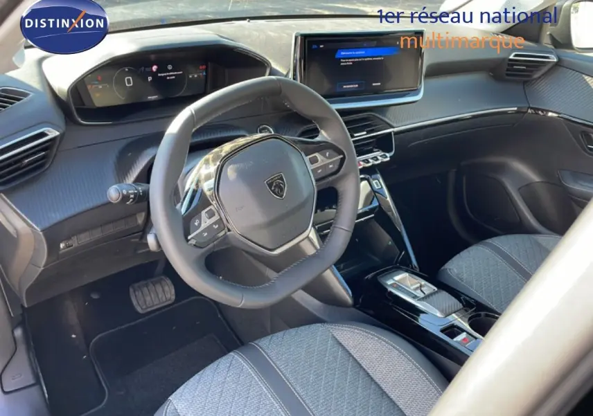 Vue intérieure de la Peugeot 208 Hybrid 110ch Allure 2026, tableau de bord moderne et volant compact noir.