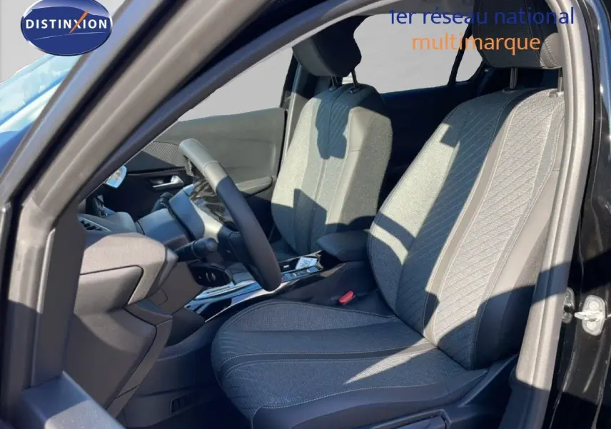 Vue intérieure côté conducteur de la Peugeot 208 Hybrid 110ch Allure 2026, sièges tissu gris et noir, volant multifonction.