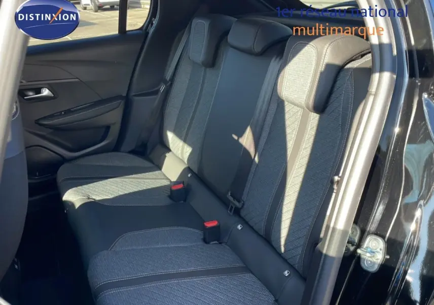 Vue intérieure côté droit des sièges arrière en tissu gris et noir d'une Peugeot 208 Hybrid 110ch Allure noir Perla Metal.