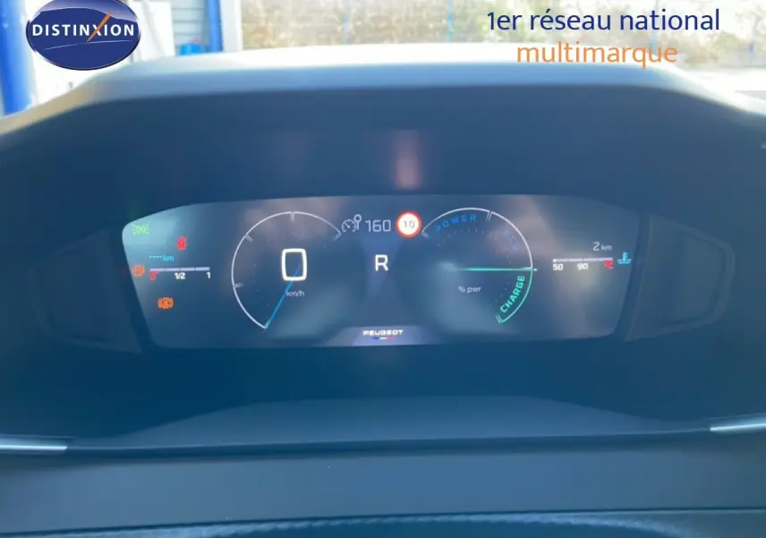 Vue rapprochée du tableau de bord numérique de la Peugeot 208 Hybrid 110ch en noir, affichant la vitesse et les indicateurs.