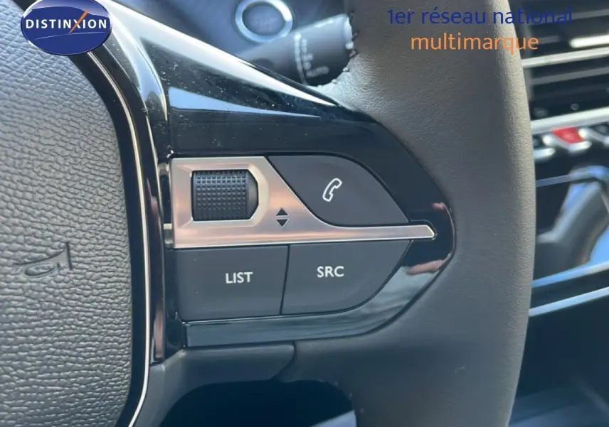 Gros plan sur les commandes gauche du volant noir de la Peugeot 208 Hybrid 110ch Allure, avec boutons LIST et SRC visibles.