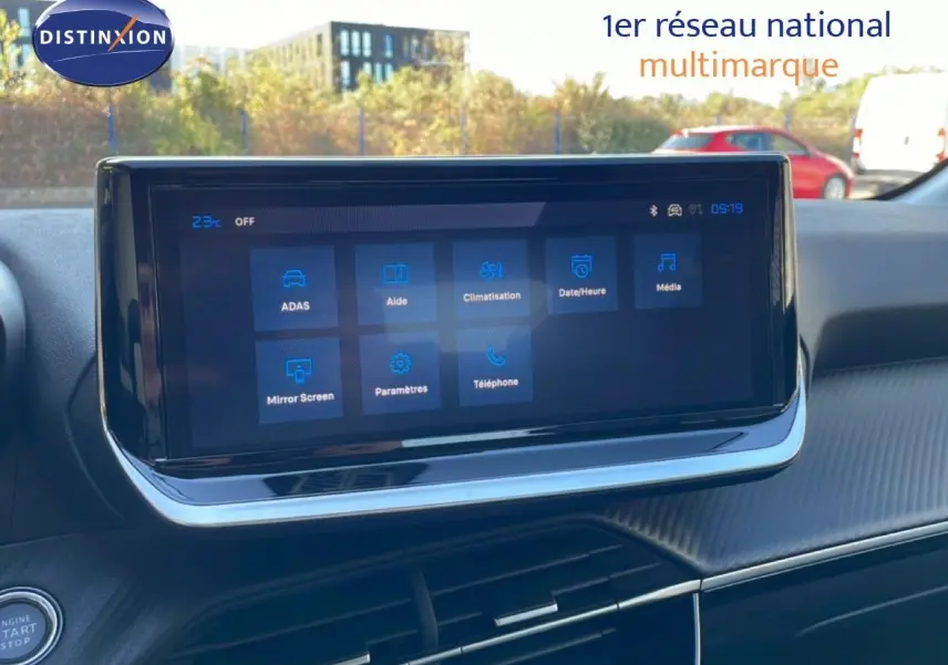 Écran tactile central du tableau de bord de la Peugeot 208 Hybrid 110ch Allure, intérieur noir, vue frontale rapprochée.