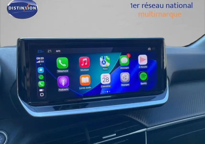 Écran tactile central affichant les applications connectées dans l’habitacle d’une Peugeot 208 noire.