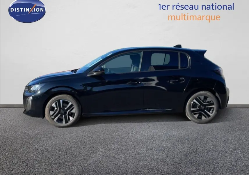 Profil côté gauche de la Peugeot 208 Hybrid 110ch Allure en noir perla metal, avec jantes alliage distinctives.