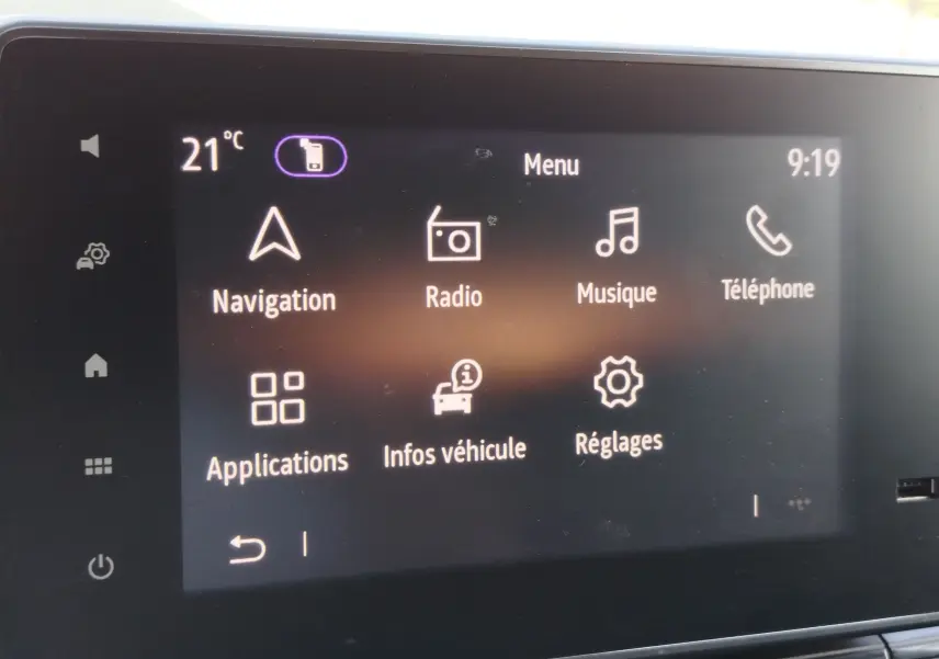 Écran tactile central du Renault Kangoo 2023 affichant le menu principal avec navigation, radio, musique et téléphone.