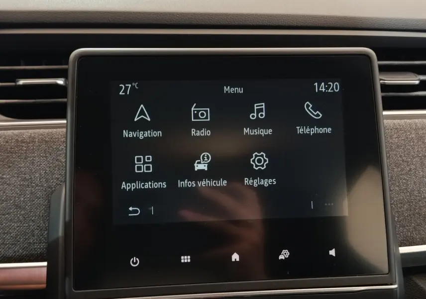 Écran tactile central affichant le menu principal dans l'habitacle d'une Renault ZOE blanche de 2021.