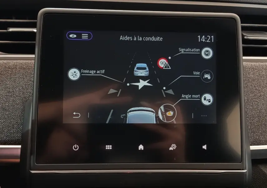 Écran tactile central de la Renault ZOE Intens blanc montrant les aides à la conduite et alertes sécurité.