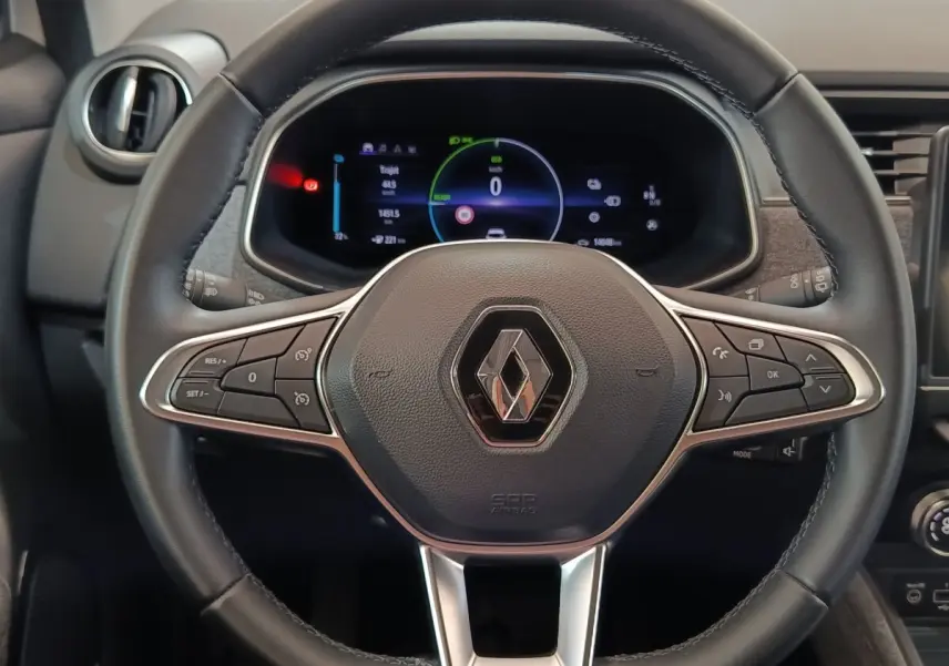 Vue rapprochée du volant cuir noir de la Renault ZOE Intens R110 2021 avec combiné numérique allumé.