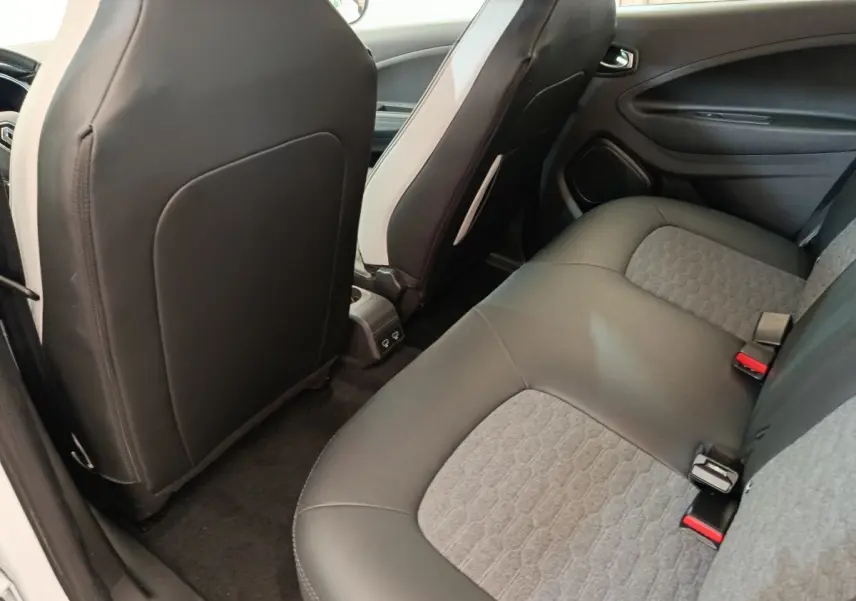 Vue intérieure arrière droite de la banquette bi-matière grise et noire de la Renault ZOE Intens blanche 2021.