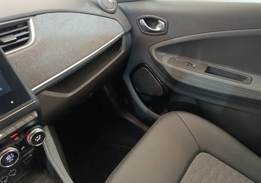 Vue intérieure côté passager de la Renault ZOE Intens R110 2021, avec sellerie grise et tableau de bord texturé.