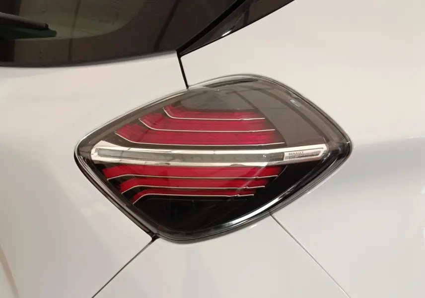 Gros plan sur le feu arrière droit rouge et blanc d’une Renault ZOE Intens R110 blanc nacré.