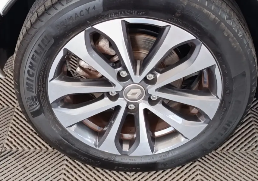 Gros plan sur la jante alliage grise avec logo Renault au centre, montée sur pneu Michelin Primacy 4.