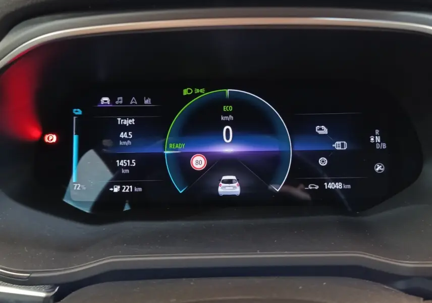 Affichage numérique du combiné d'instruments de la Renault ZOE Intens R110 blanc, avec vitesse à 0 km/h et autonomie restante.