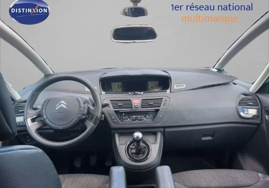 Intérieur de la Citroën C4 Picasso 2013, vue frontale du tableau de bord et levier de vitesse manuel gris.