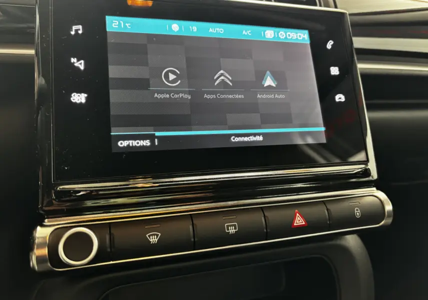 Écran tactile central 7 pouces affichant Apple CarPlay et Android Auto dans la Citroën C3 PureTech 110 gris foncé.