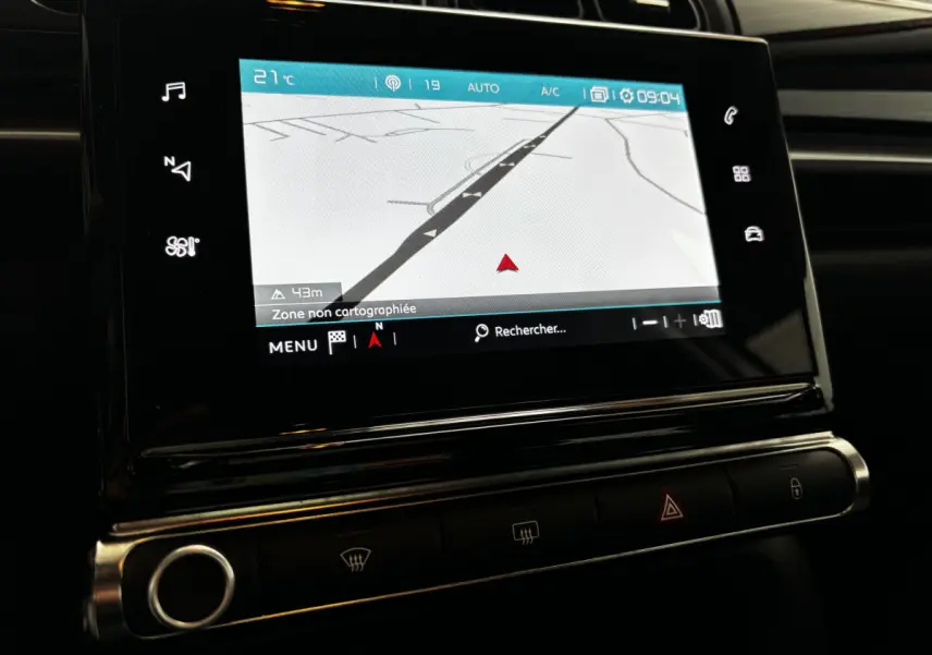 Écran tactile central de navigation affichant une carte dans l’habitacle sombre d’une Citroën C3 gris foncé 2024 PureTech 110.